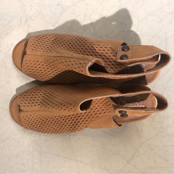 Vince Camuto size 6.5 laser cut wooden heels. - Picture 3 of 12